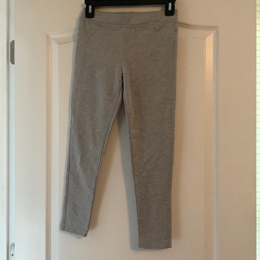 Gray stretch leggings.
